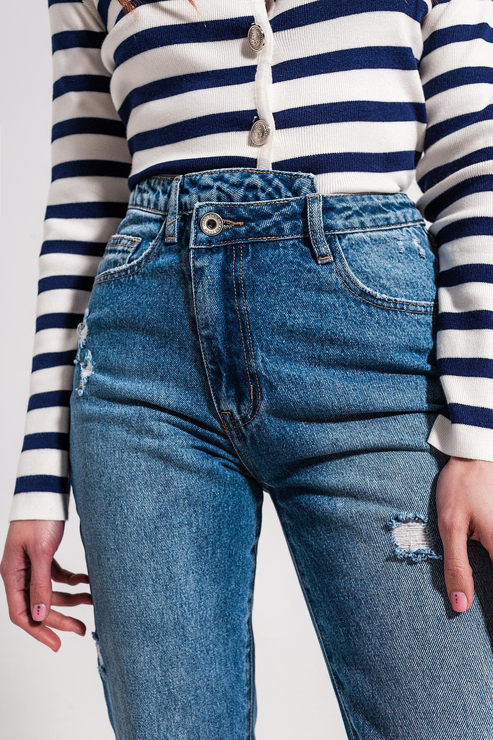Asymmetrische jeans met knoopdetail in middenblauw