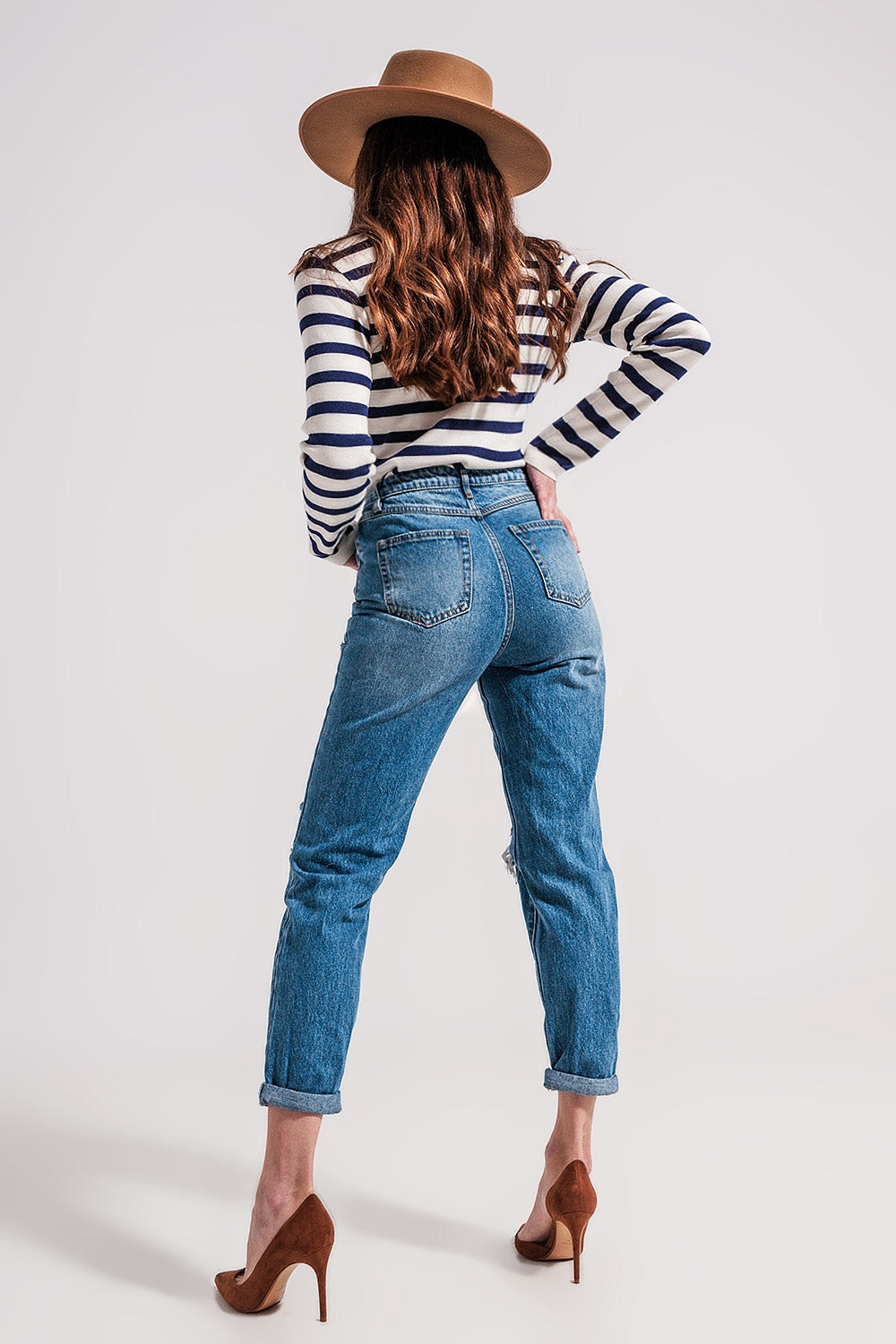 Jeans com detalhe de botões assimétricos em azul médio