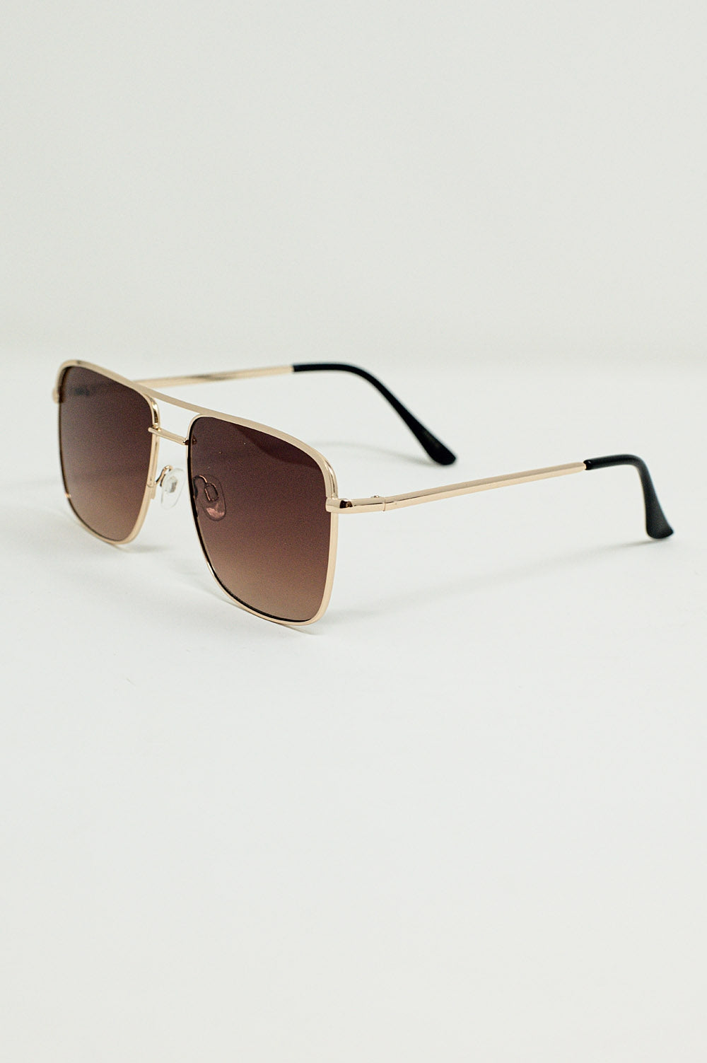 Óculos de sol vintage aviador com aro dourado em cor bege