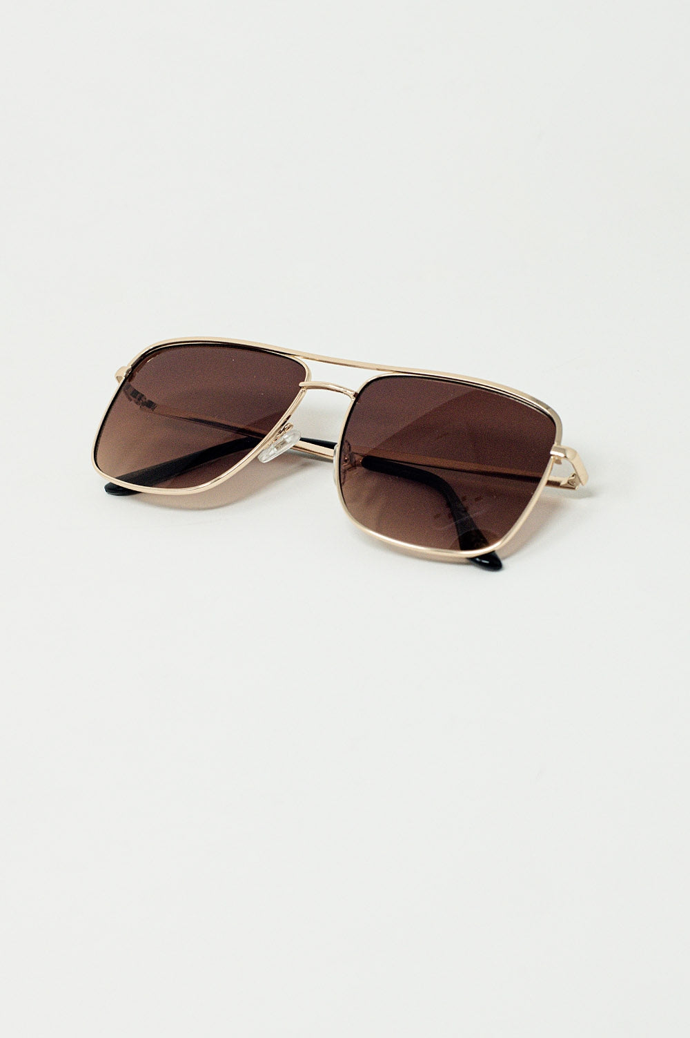 Óculos de sol vintage aviador com aro dourado em cor bege