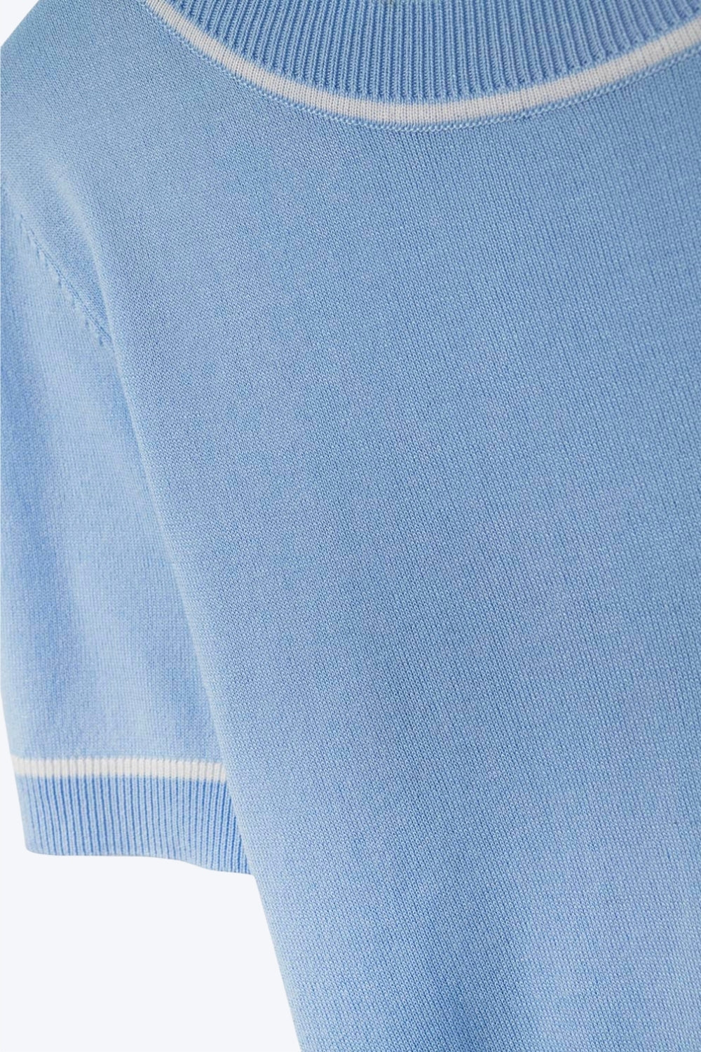 Blusa de malha azul-bebé de manga curta com detalhes contrastantes