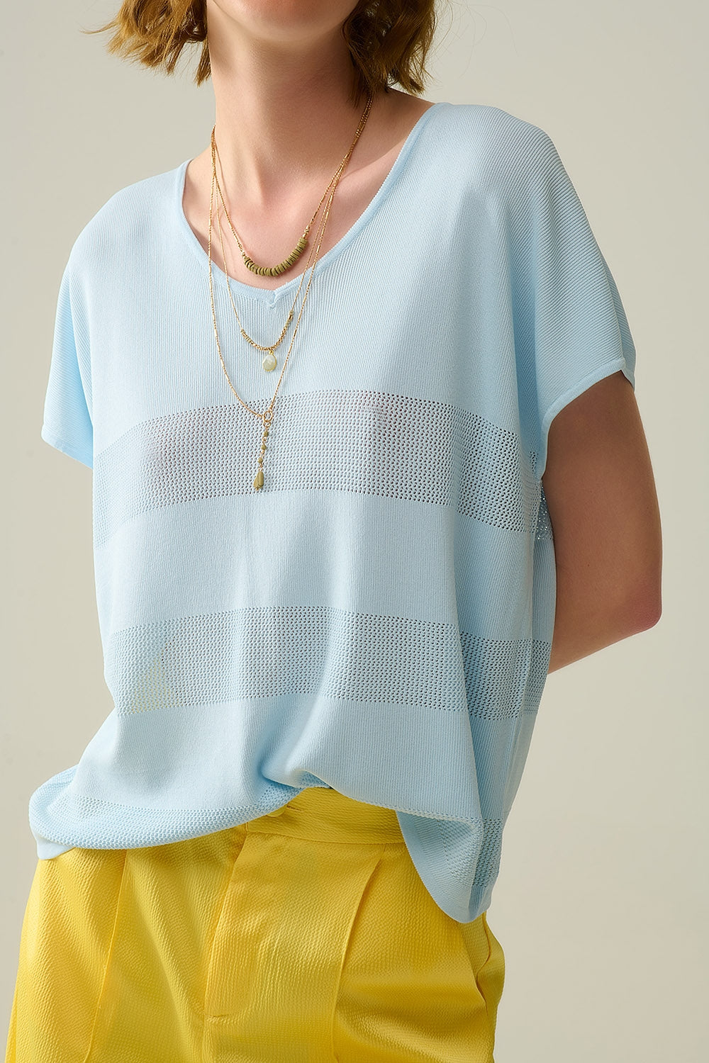 Camisola azul bebé com decote em V e detalhe de malha aberta