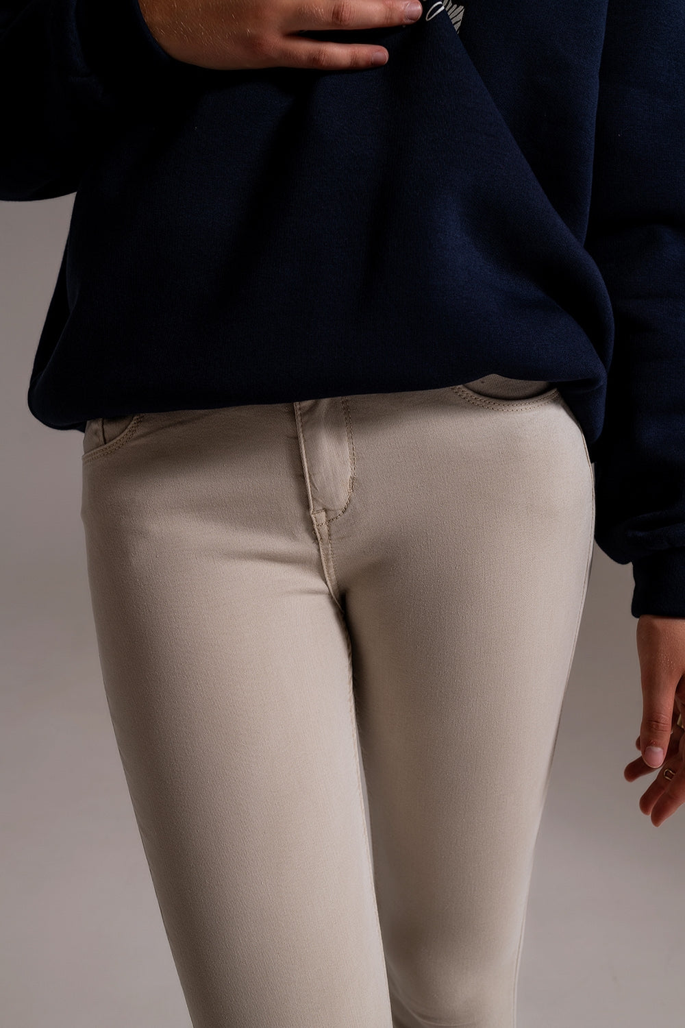 Calça de ganga bege com pregas suaves