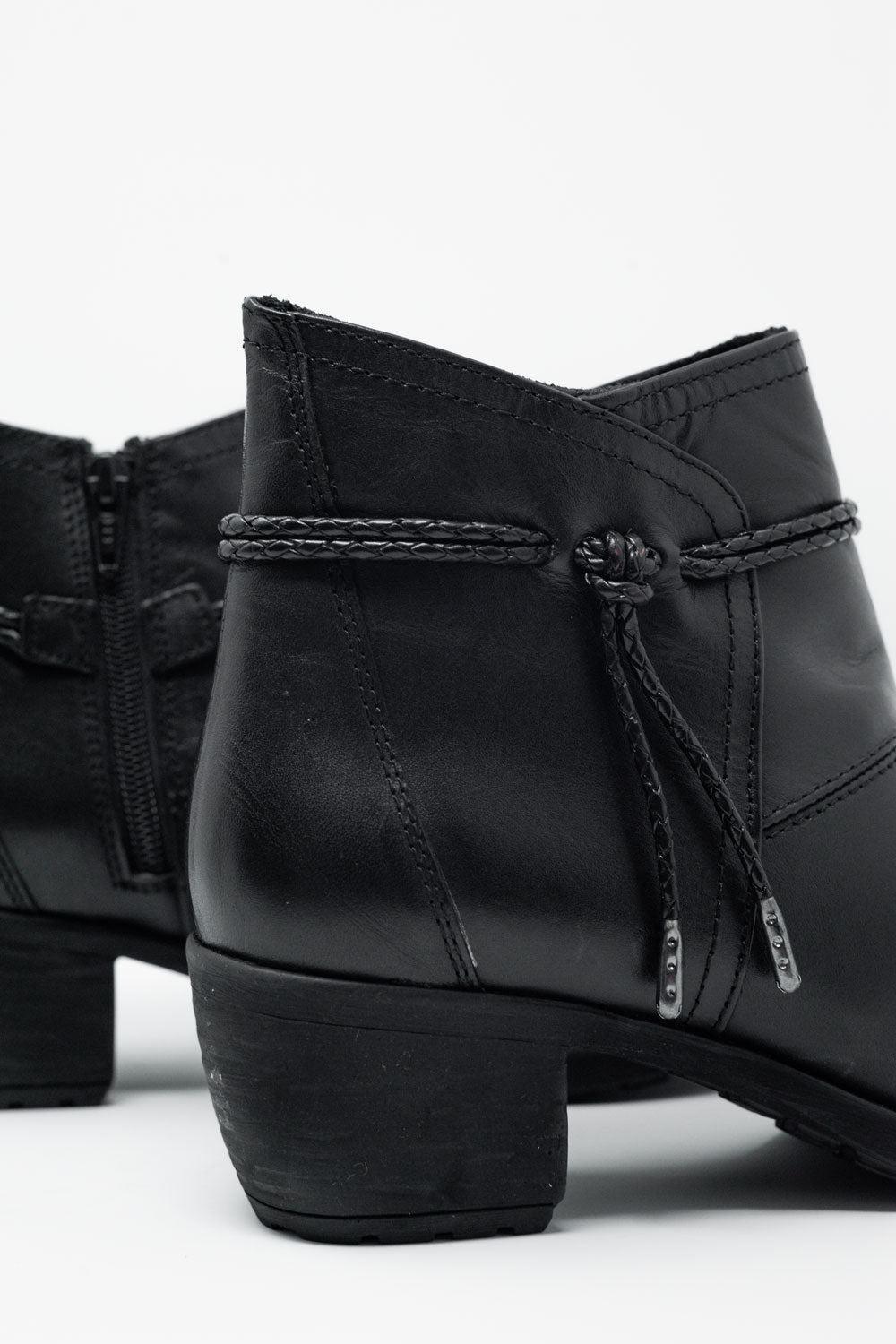 Botas pretas de salto médio com salto bloqueado