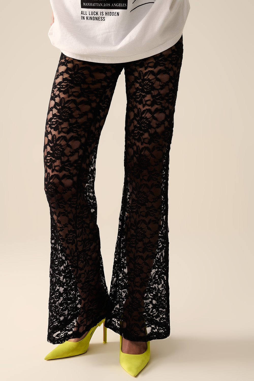 Calça flare preta em renda floral