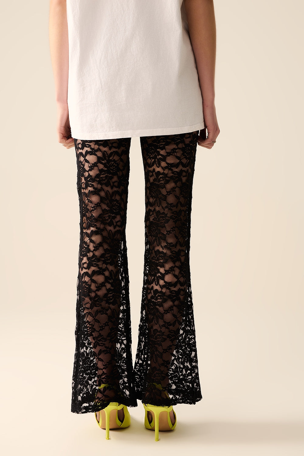 Calça flare preta em renda floral
