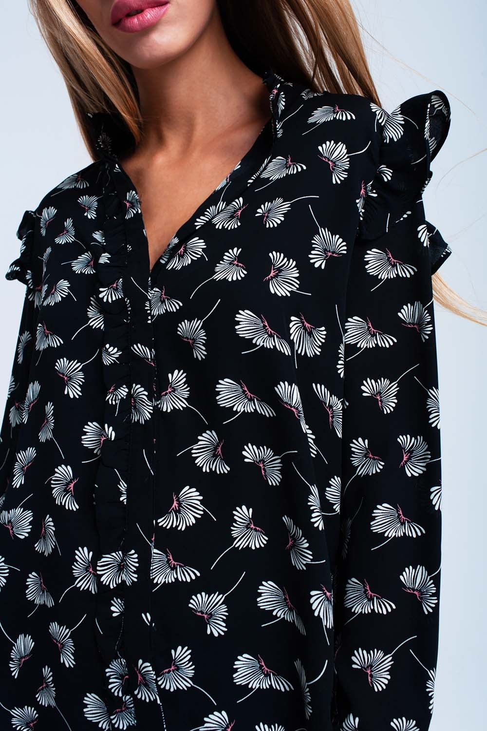 Camisa preta com estampado floral