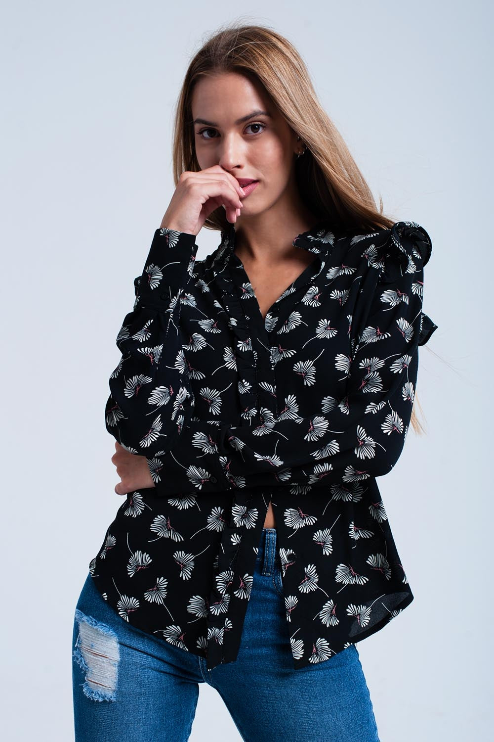 Camisa preta com estampado floral