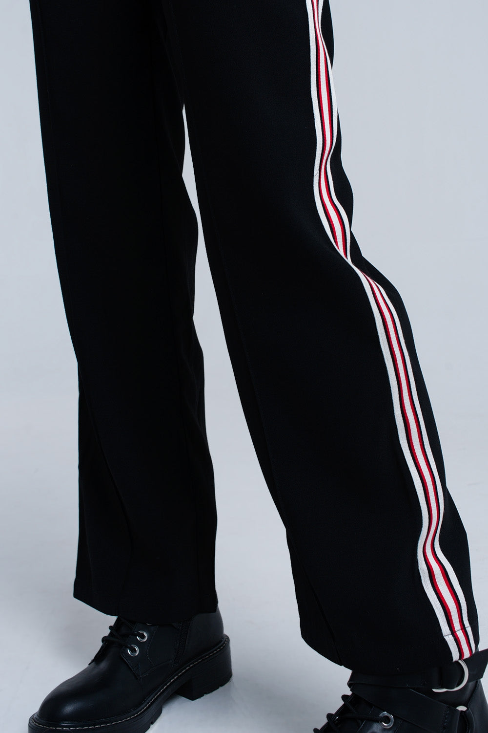 Zwarte broek met streepdetail