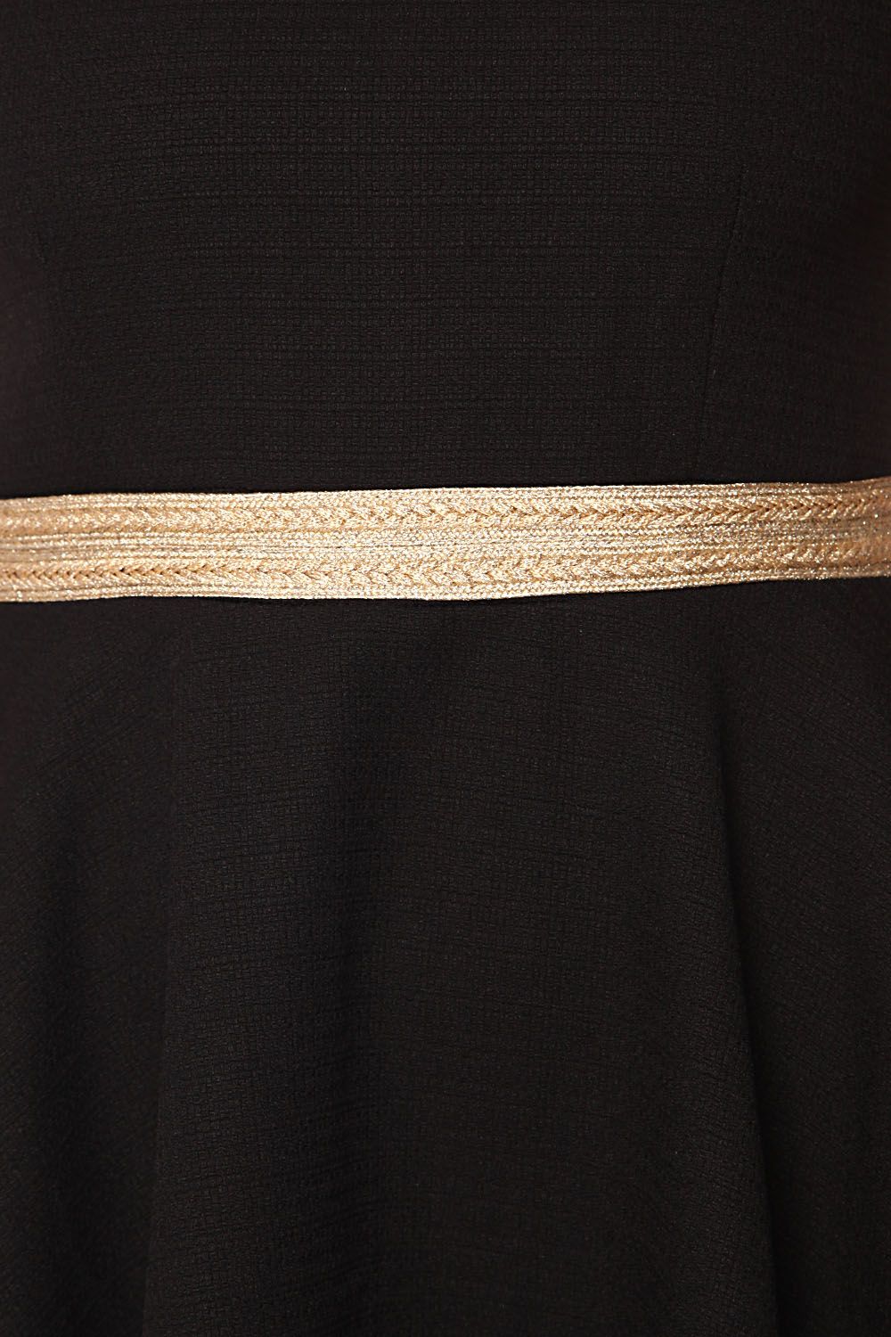 Vestido preto texturado com detalhe de cinto na cintura