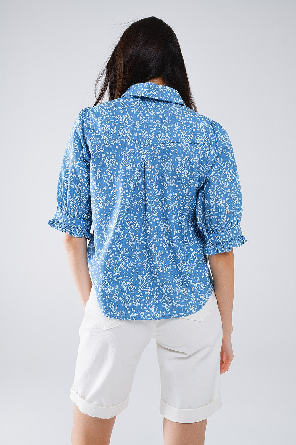 Blusa Azul com Estampado Floral e Manga Curta