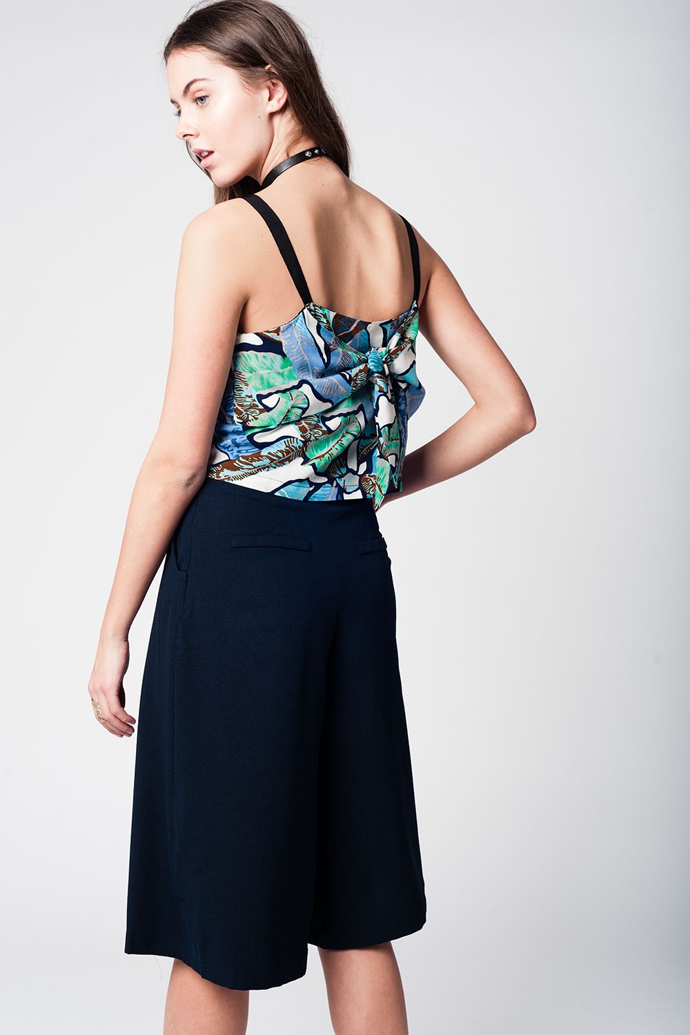 Top curto azul com estampado de folhas