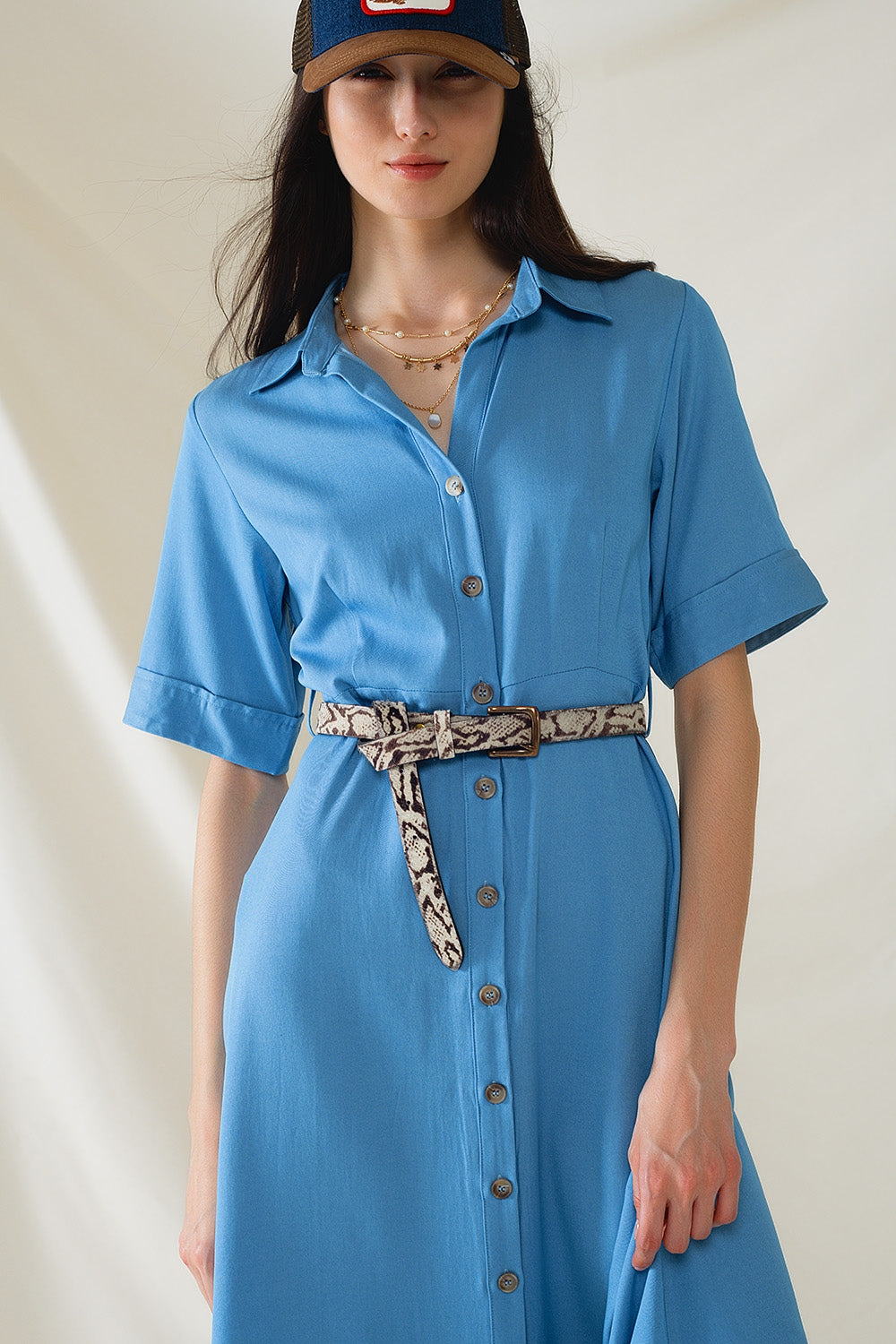 Vestido comprido azul com gola polo