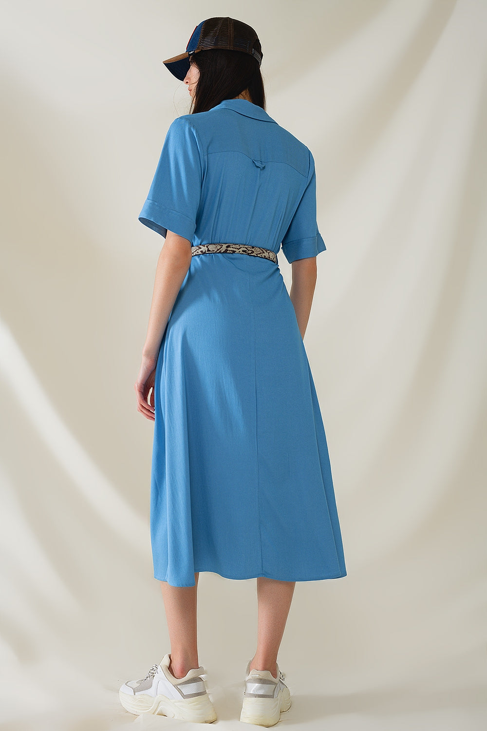 Vestido comprido azul com gola polo
