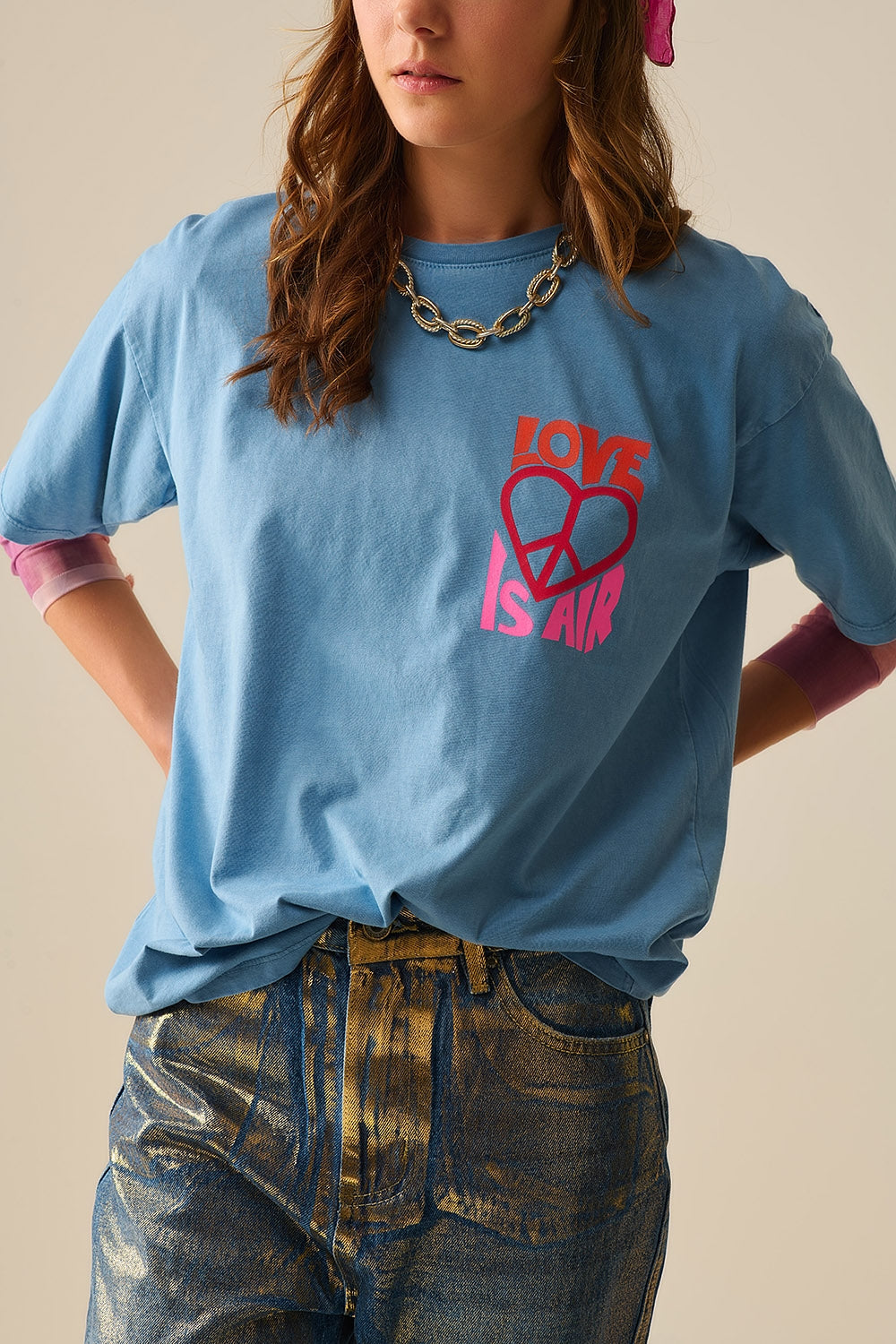 T-shirt azul fabricada em Itália com o logótipo Love is Air e Heart with Peace