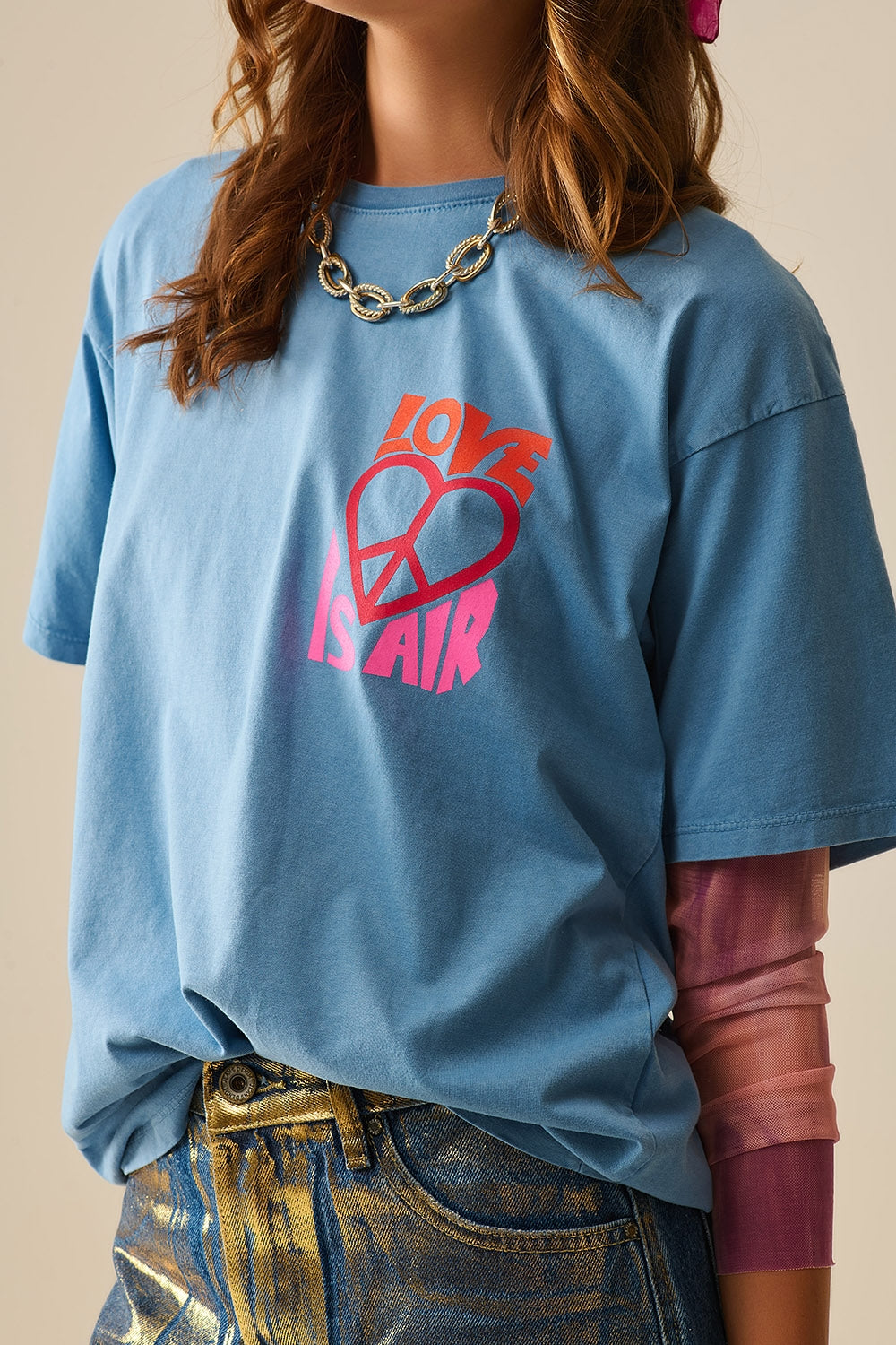 T-shirt azul fabricada em Itália com o logótipo Love is Air e Heart with Peace