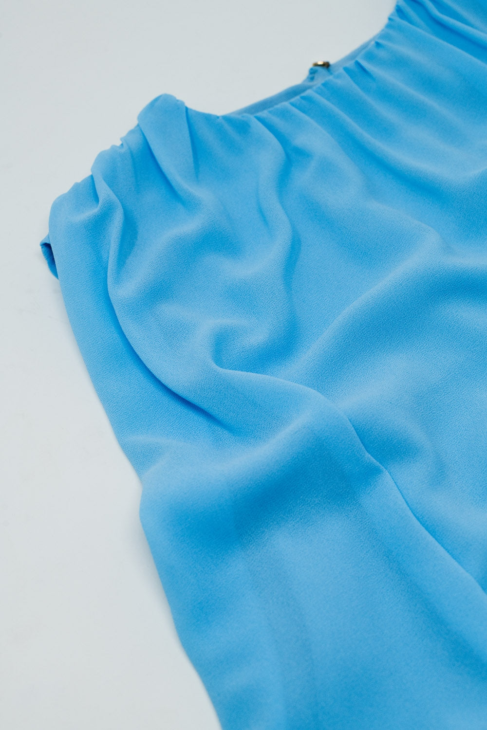 Blusa azul com estampado franzido