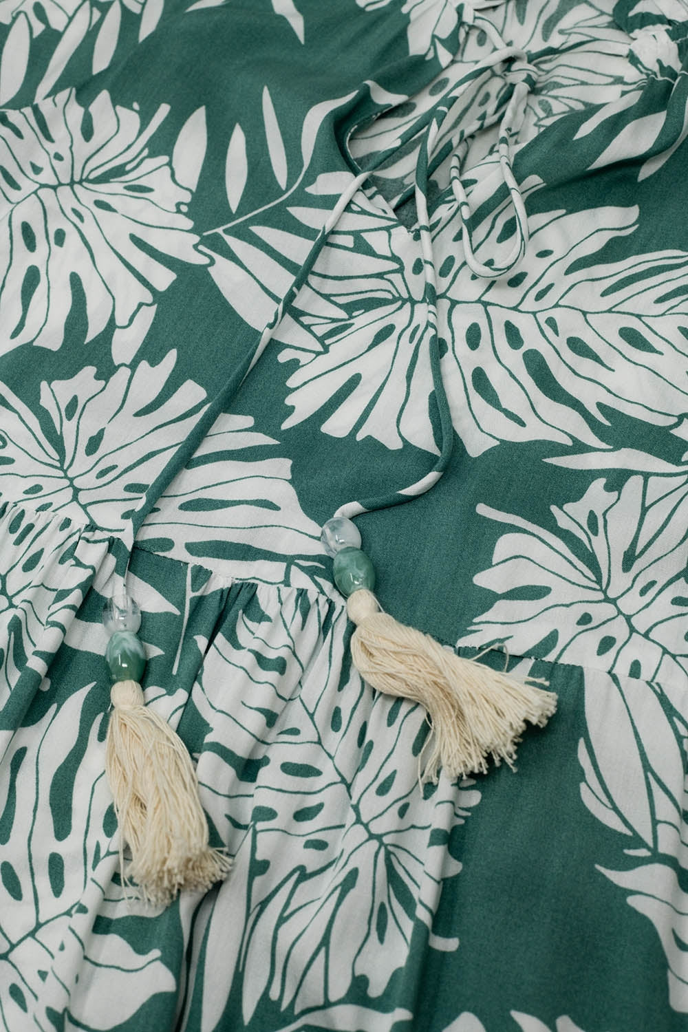 Vestido boho comprido com mangas abalonadas e estampado de folhas em verde