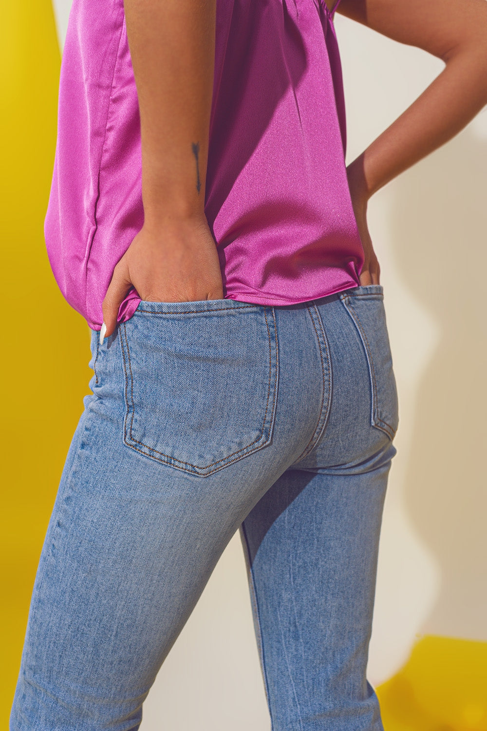 Calças de ganga skinny com detalhe de borboleta e lavagem azul claro