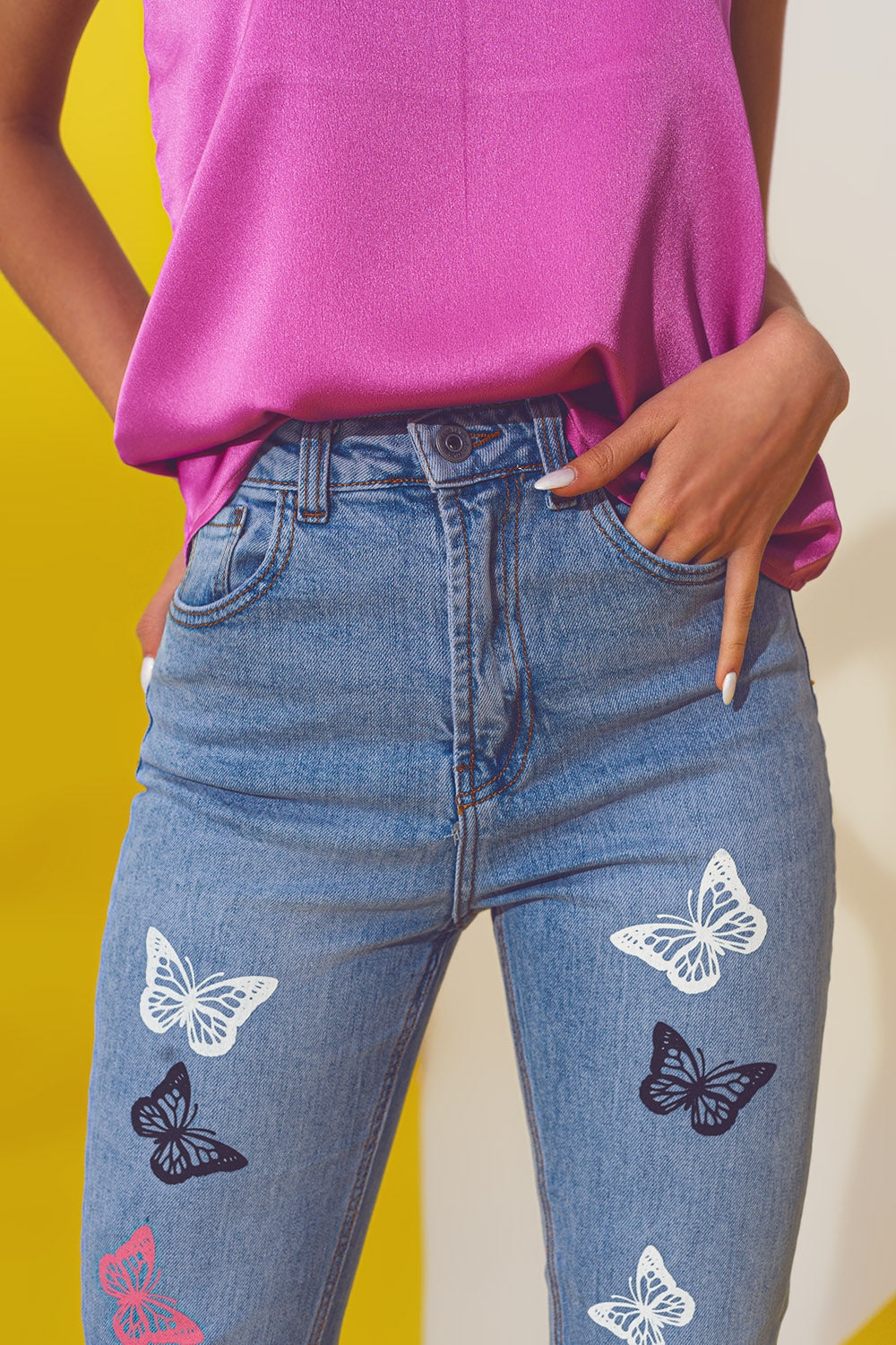 Calças de ganga skinny com detalhe de borboleta e lavagem azul claro