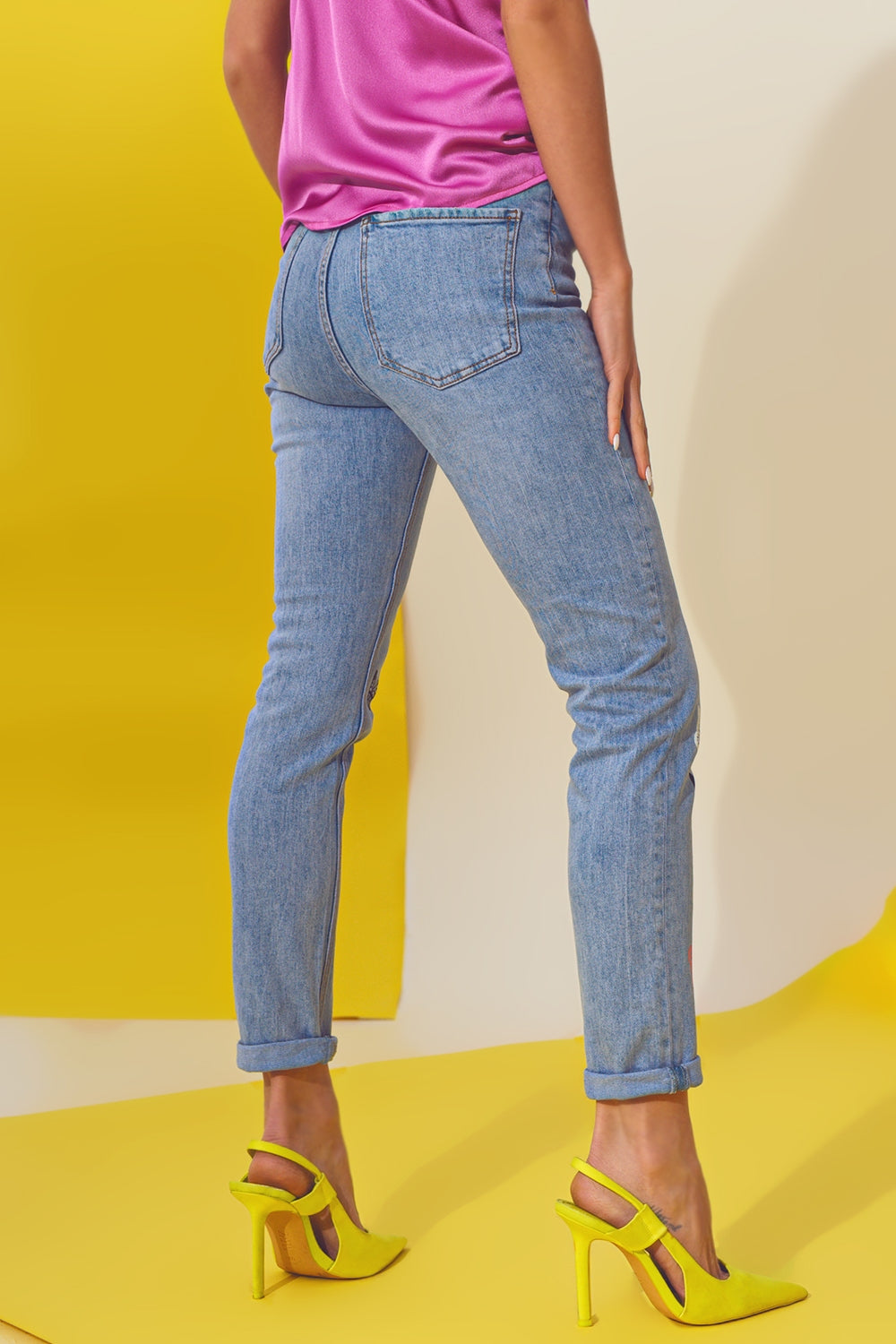 Calças de ganga skinny com detalhe de borboleta e lavagem azul claro