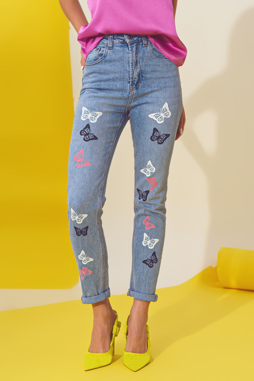 Calças de ganga skinny com detalhe de borboleta e lavagem azul claro