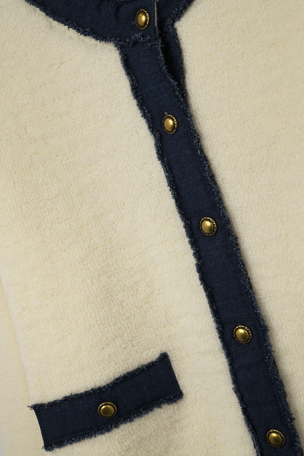 Chique crèmekleurige cardigan met marineblauwe denimdetails