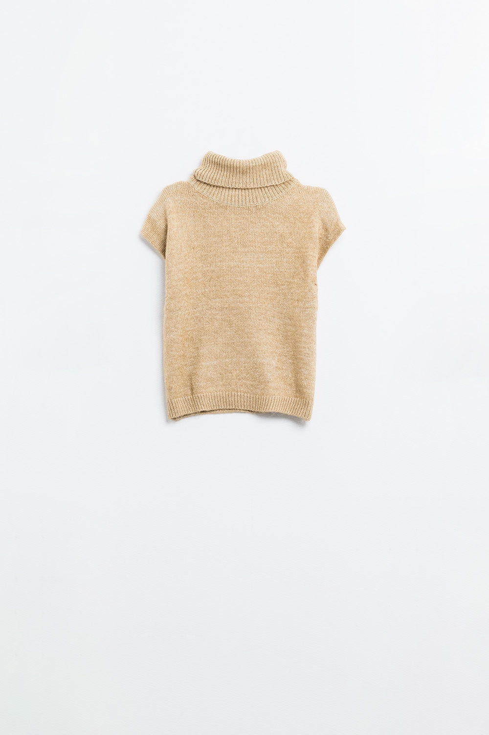 Cozy turtleneck sleeveless sweater in camel