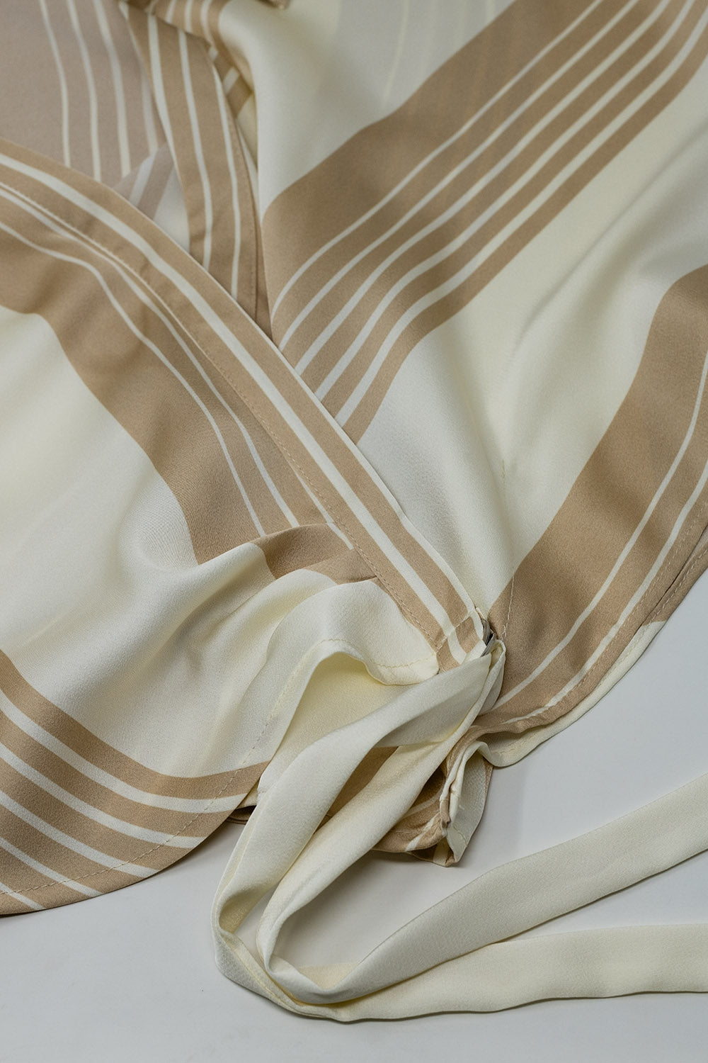 Camisola creme atada na lateral com decote em V