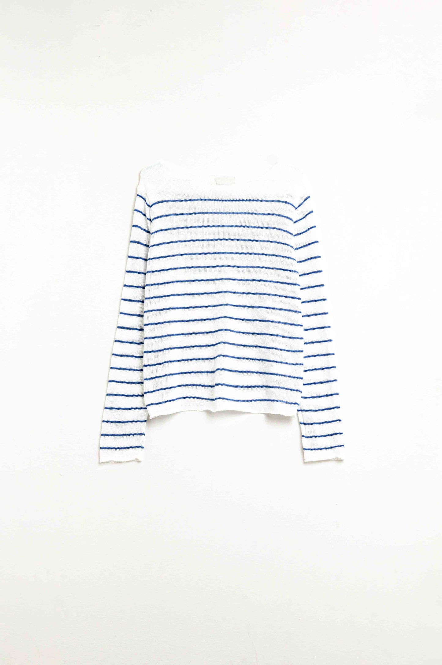 Camisola creme com riscas azuis feita de malha fina