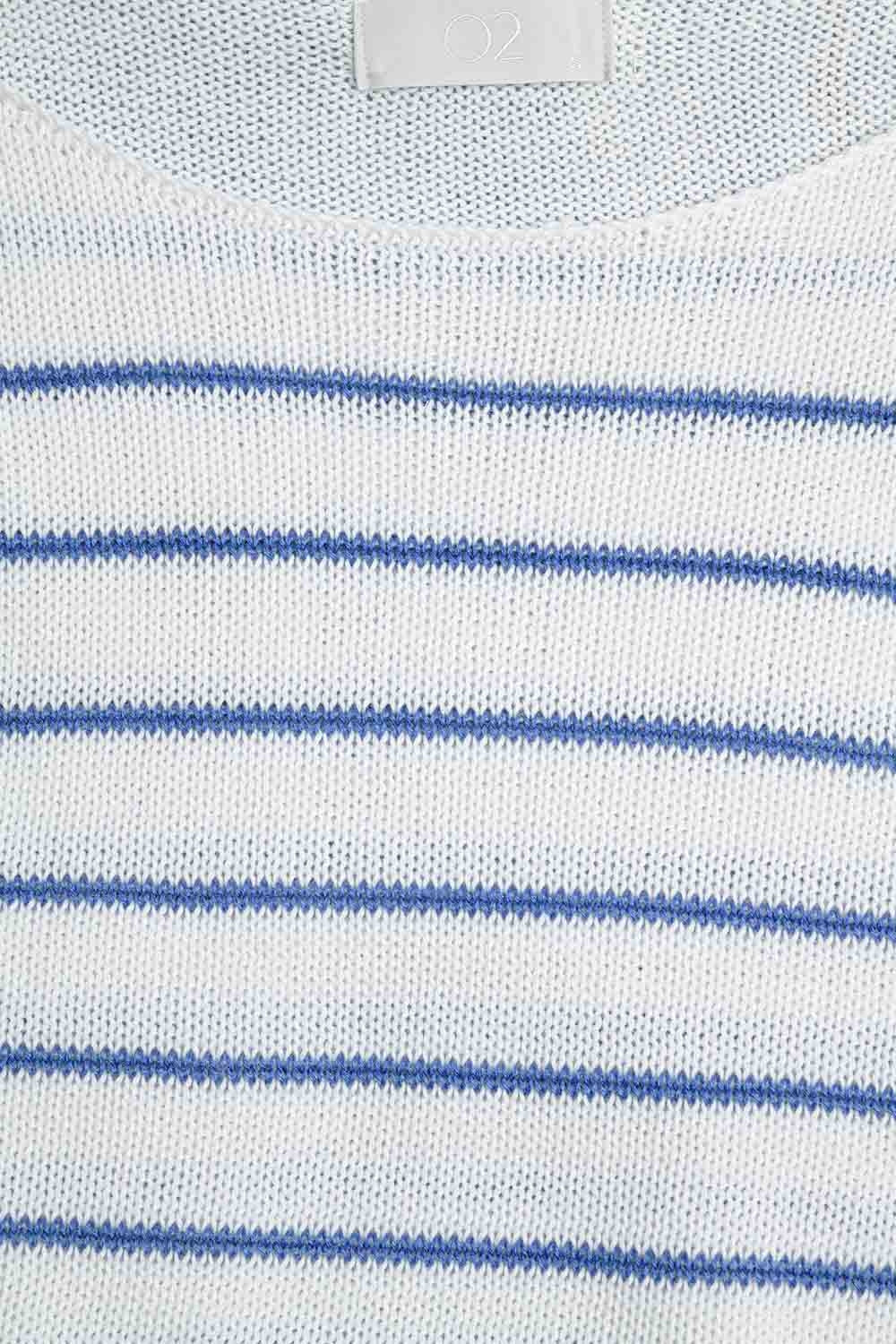 Camisola creme com riscas azuis feita de malha fina