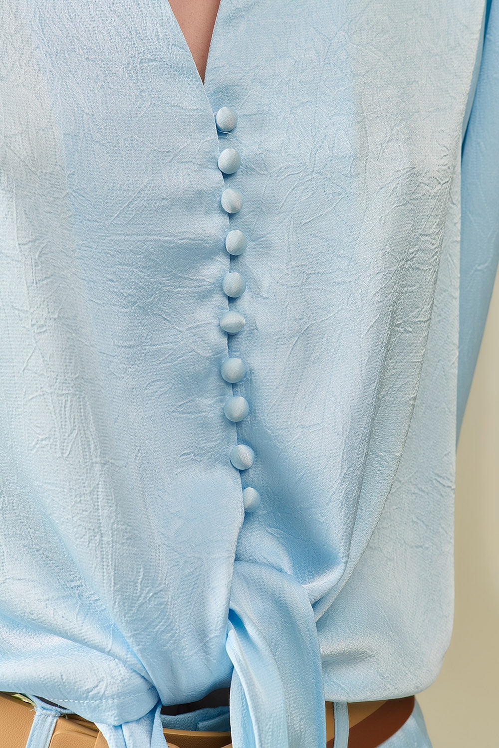 Camisa curta com botões em azul com nó