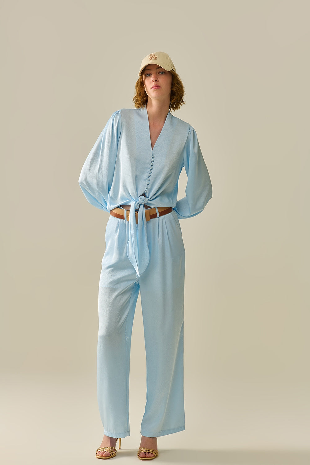 Camisa curta com botões em azul com nó