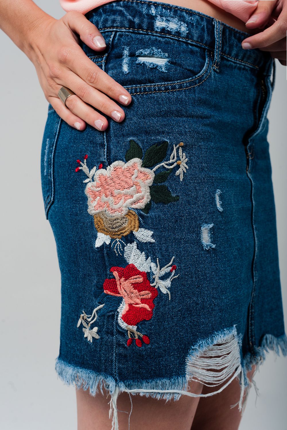 Mini saia de ganga com flores bordadas