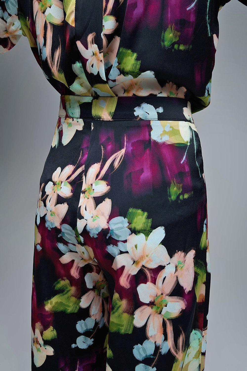 Floral-Print Flowing Pants in satin fabric with side pockets