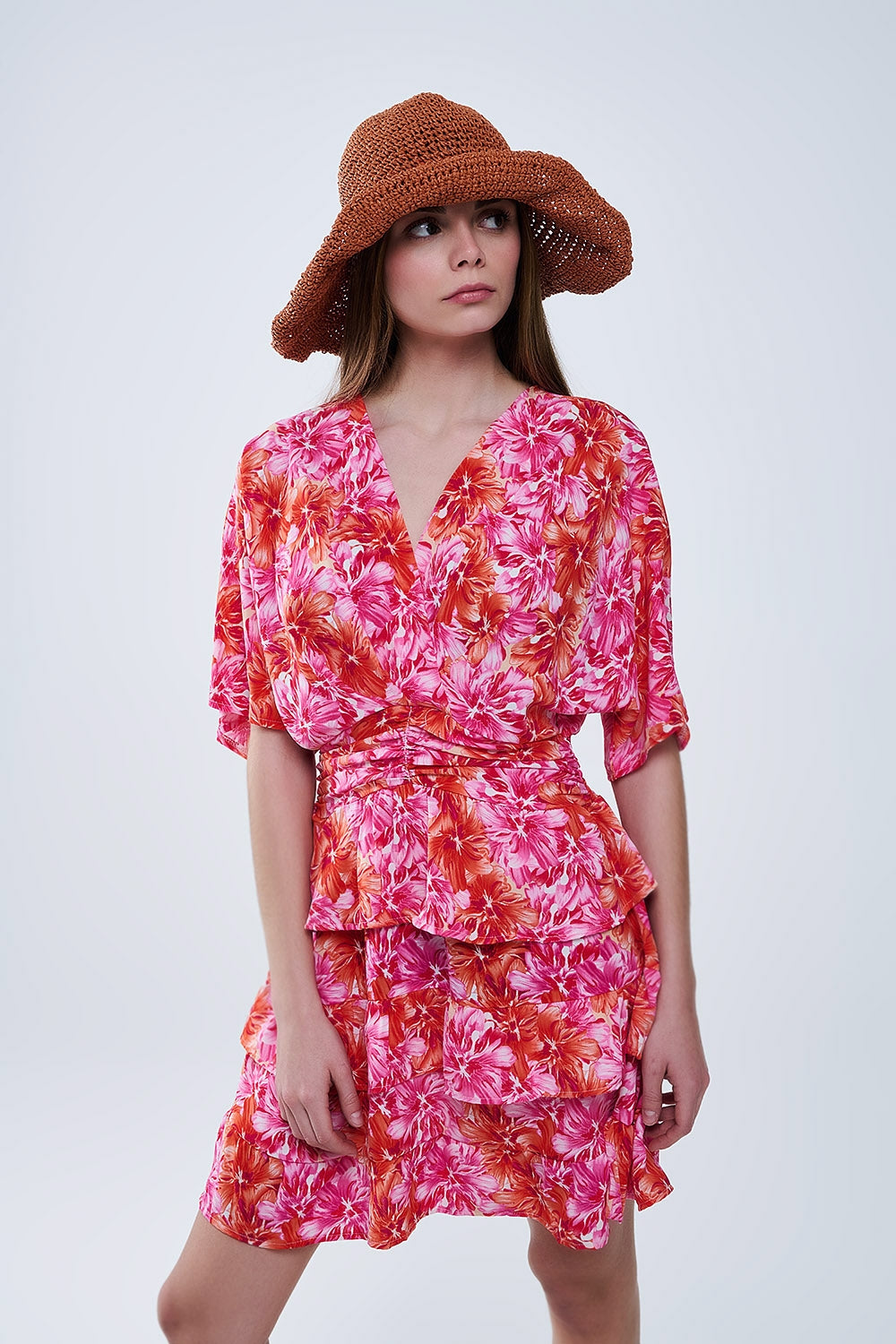 Vestido estampado floral com tons rosa, laranja e vermelho