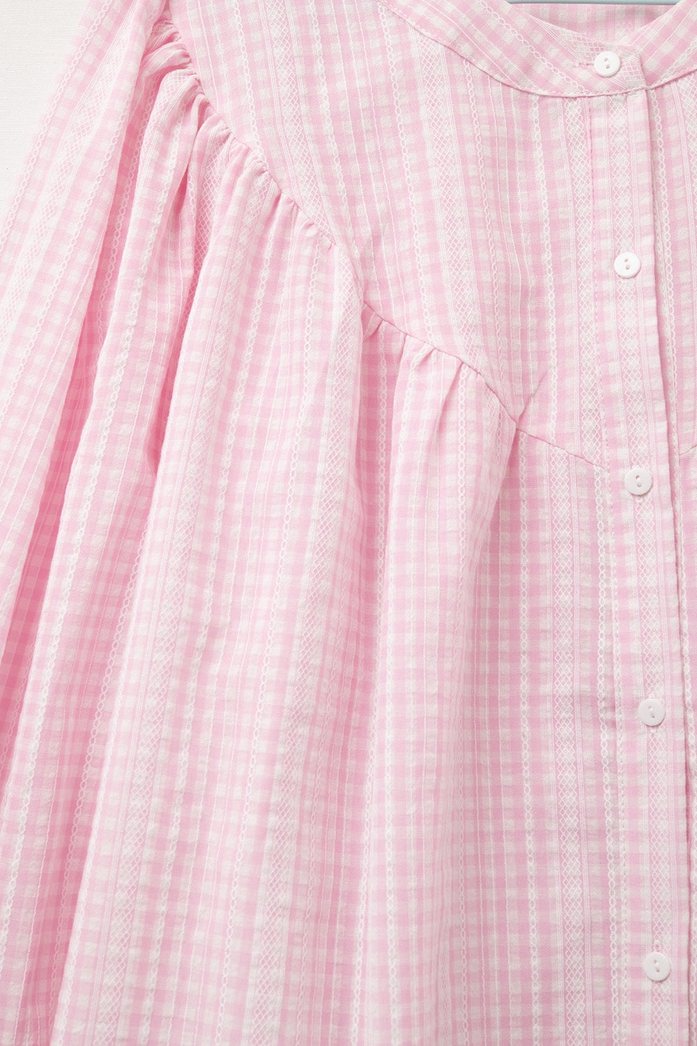 Blusa xadrez rosa claro sem gola e mangas largas