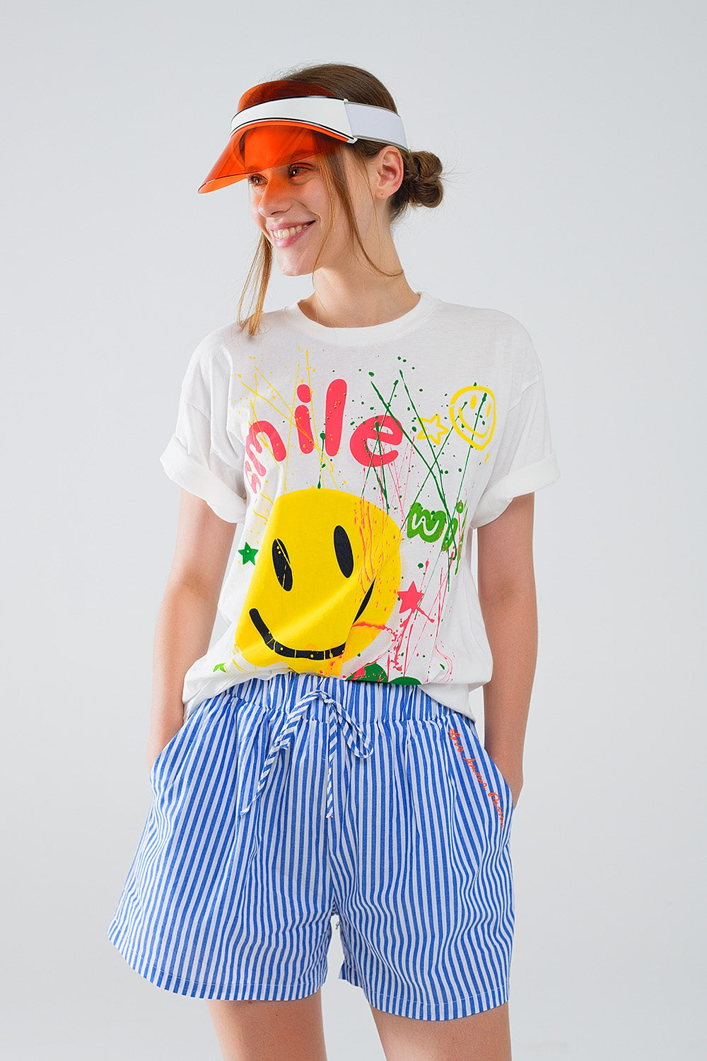 T-shirt com texto "Sorria comigo" na cor branca