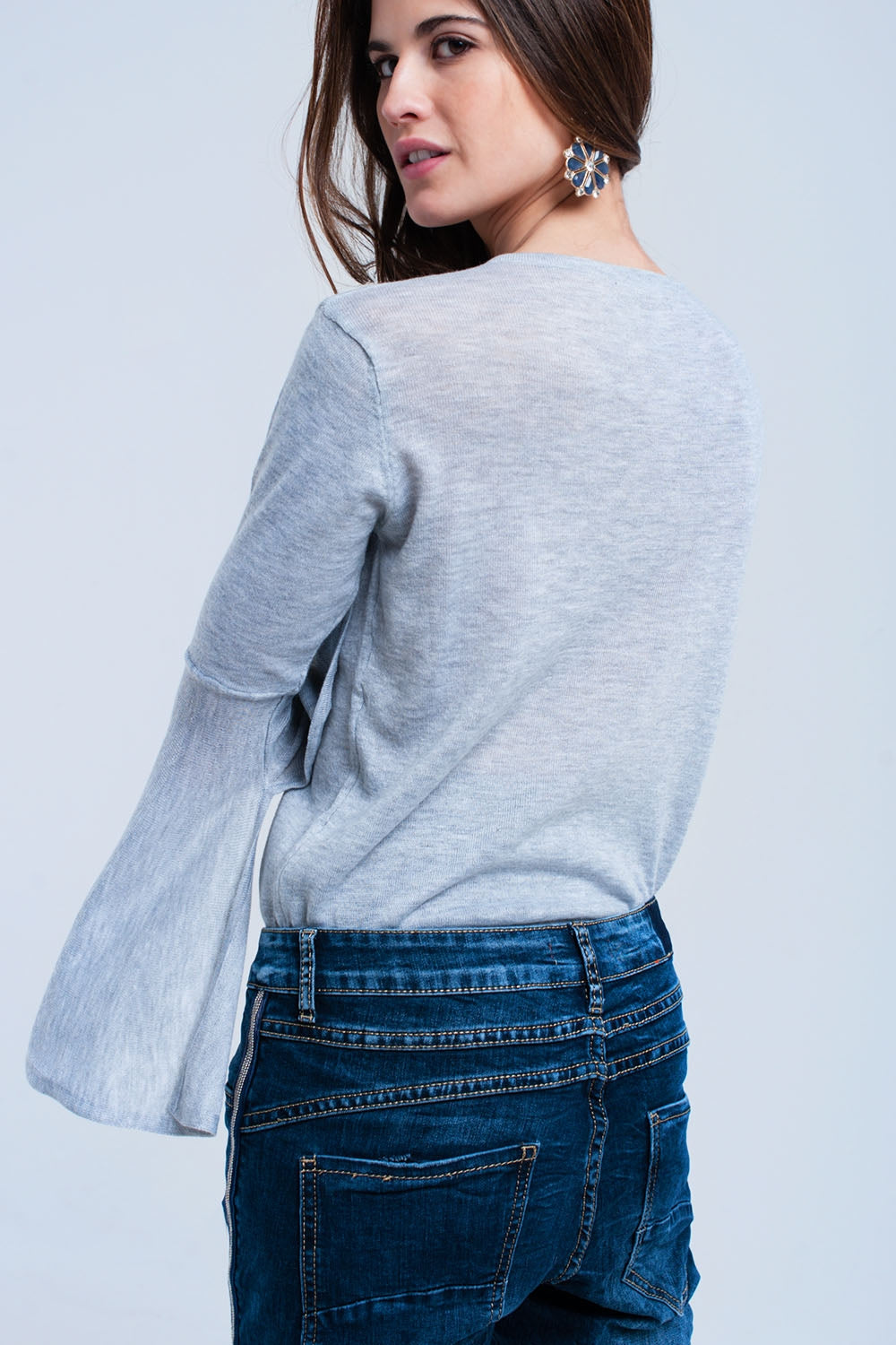 Camisola cinzenta com mangas sino