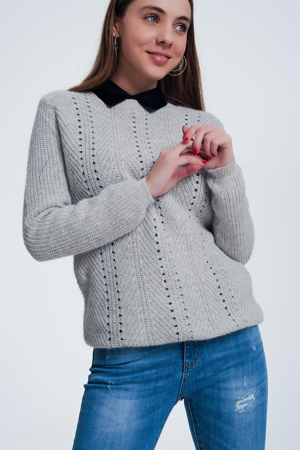 Camisola cinzenta com detalhe de riscas em tricô
