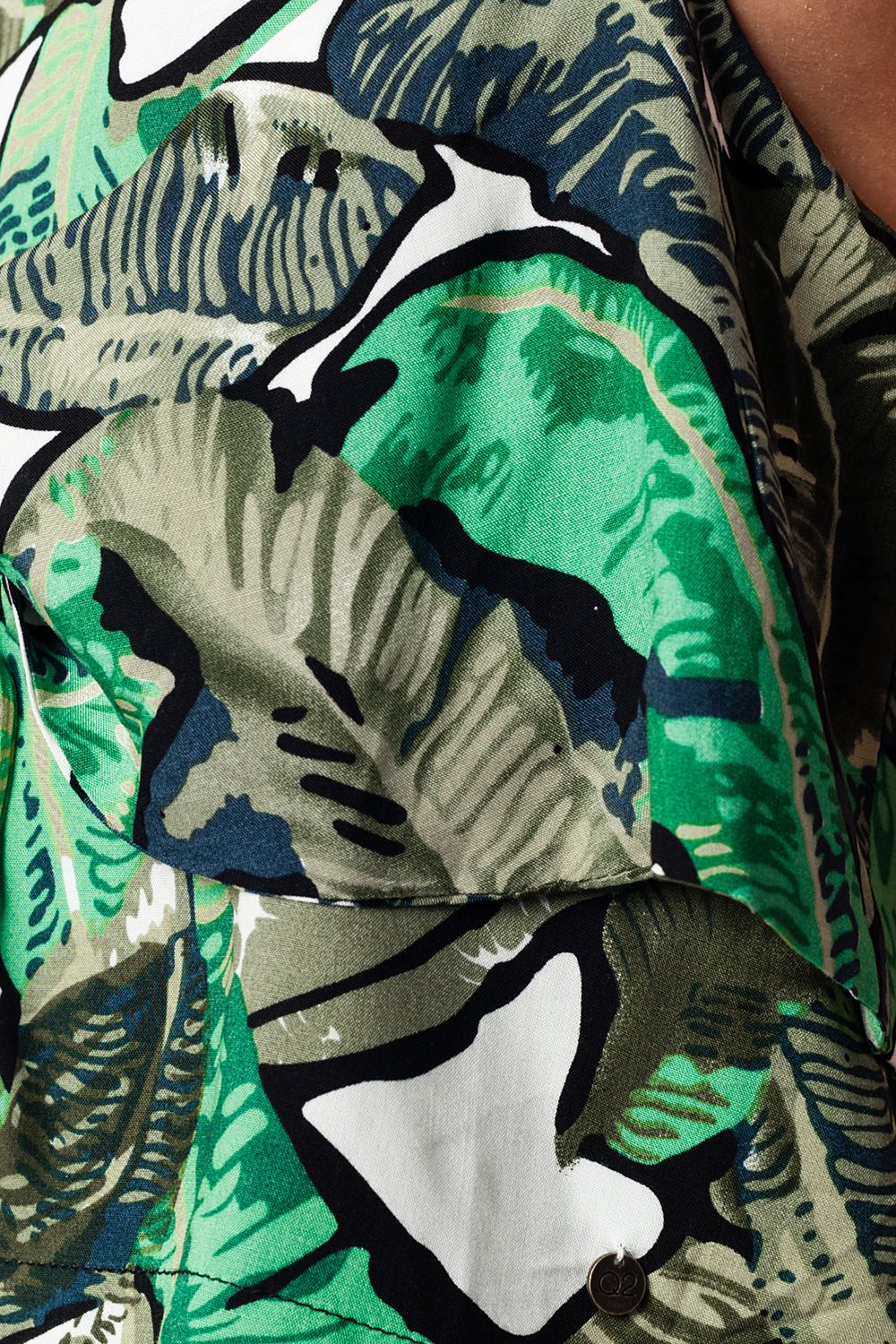 Top curto verde com estampado de folhas