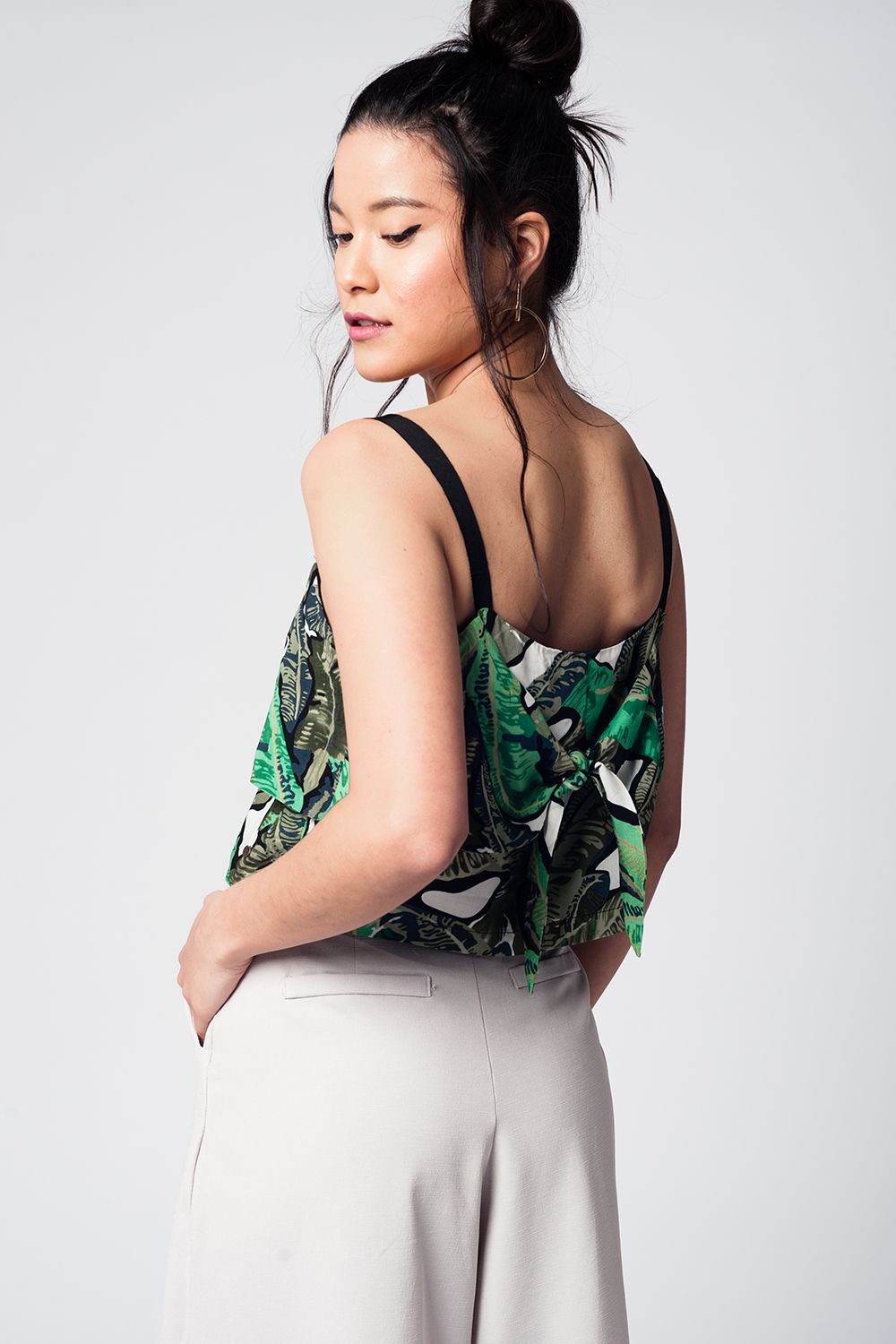 Top curto verde com estampado de folhas