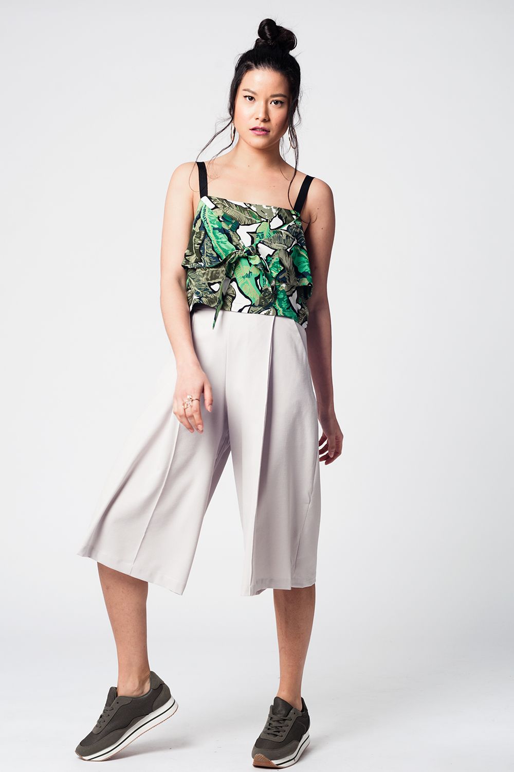 Top curto verde com estampado de folhas