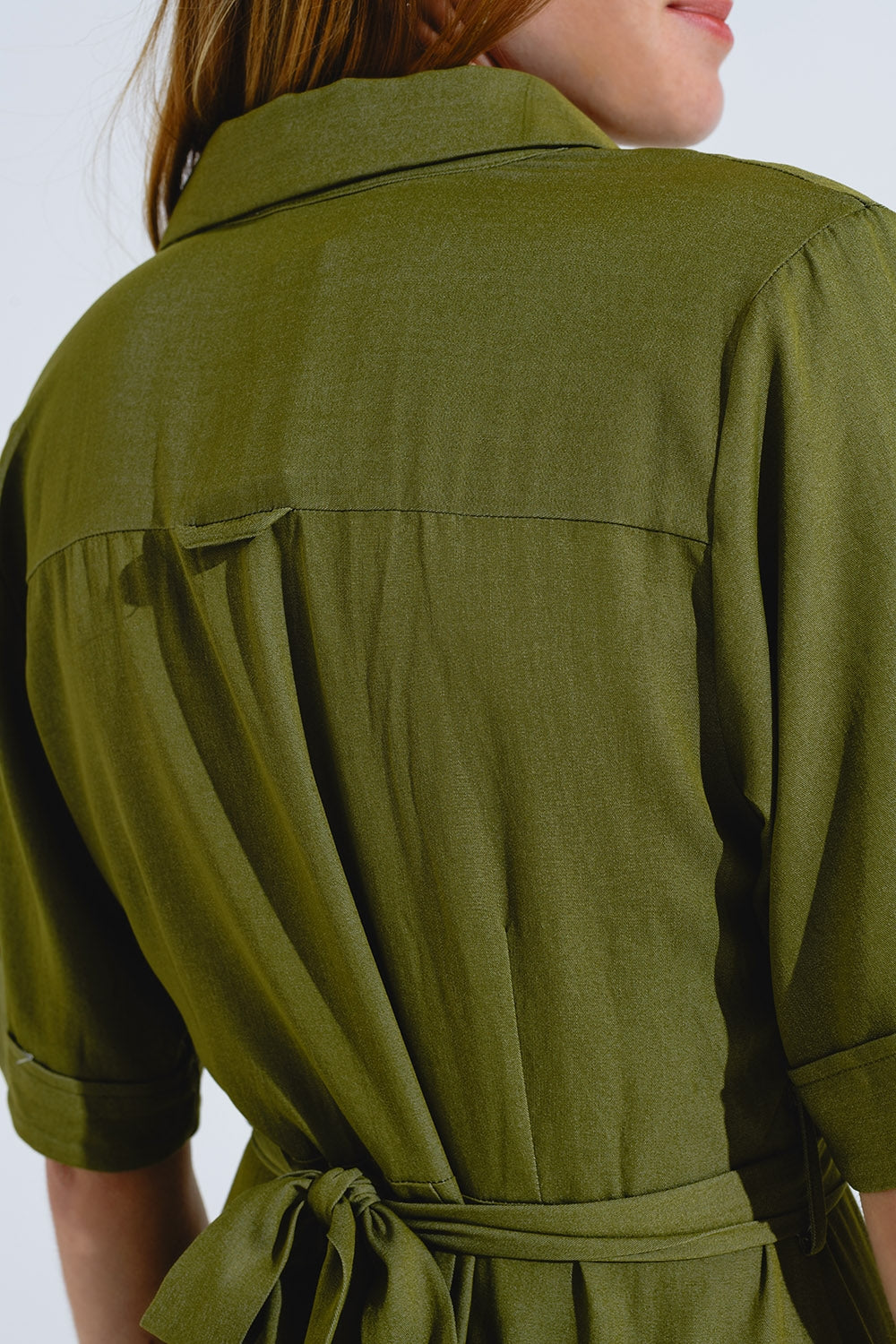 Vestido comprido verde com gola polo