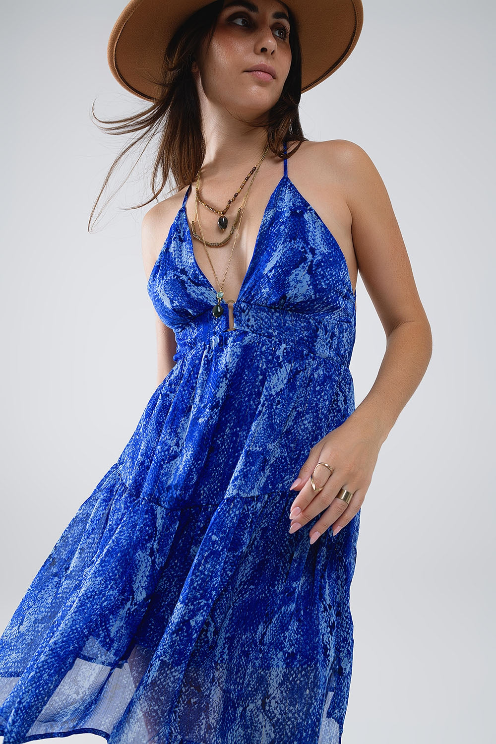 Vestido Babydoll com decote halter e costas abertas em estampado azul cobra