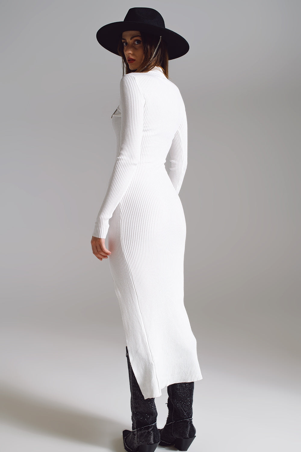 Vestido comprido de malha com gola alta em branco