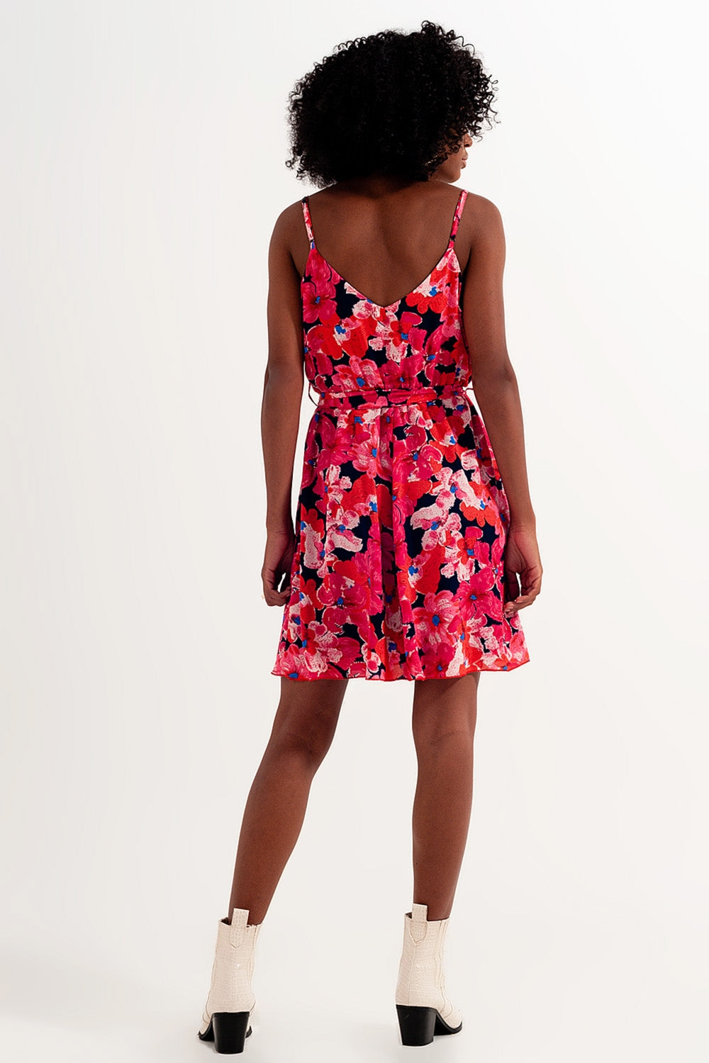 Vestido curto rosa choque com estampado de flores e alças
