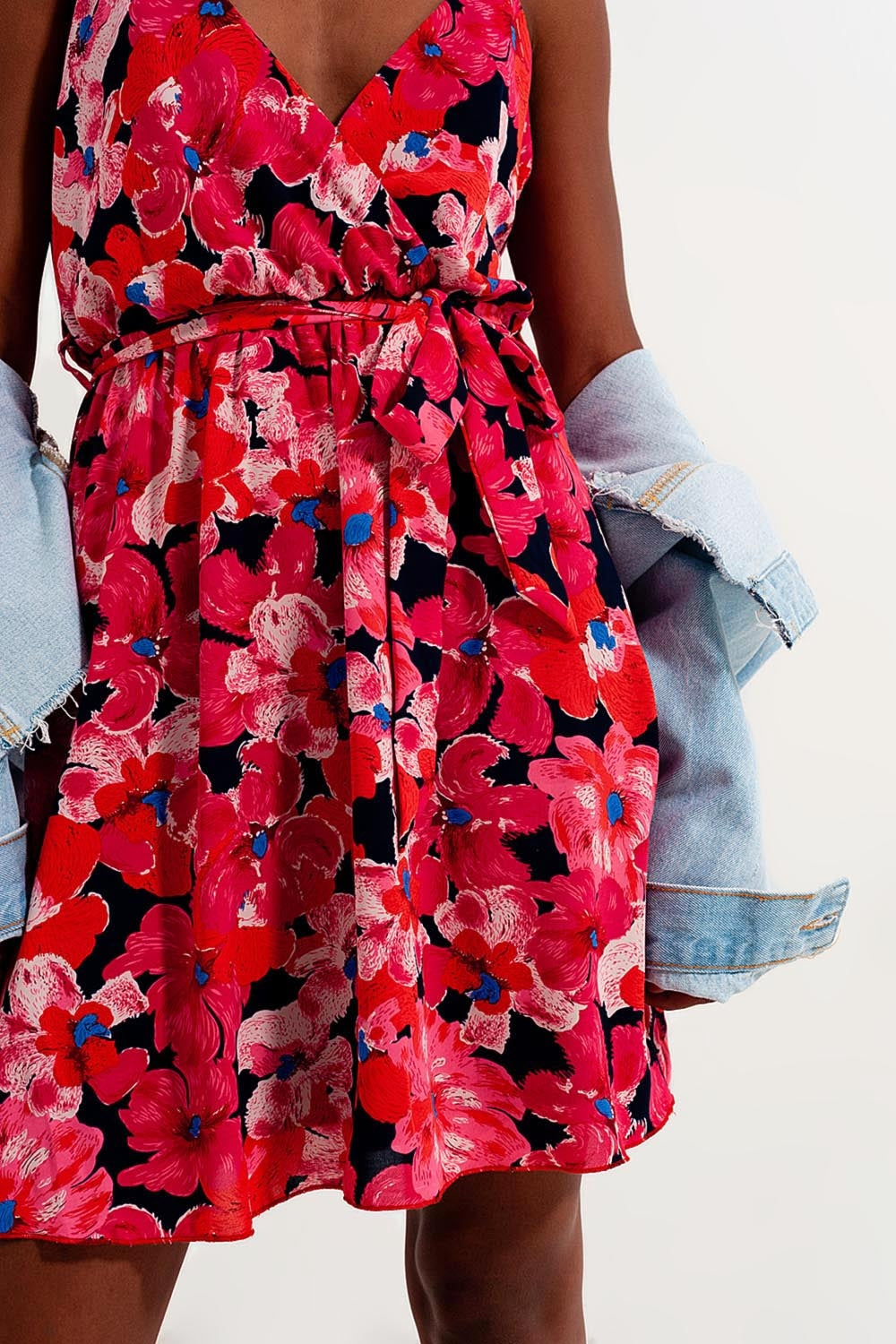 Vestido curto rosa choque com estampado de flores e alças
