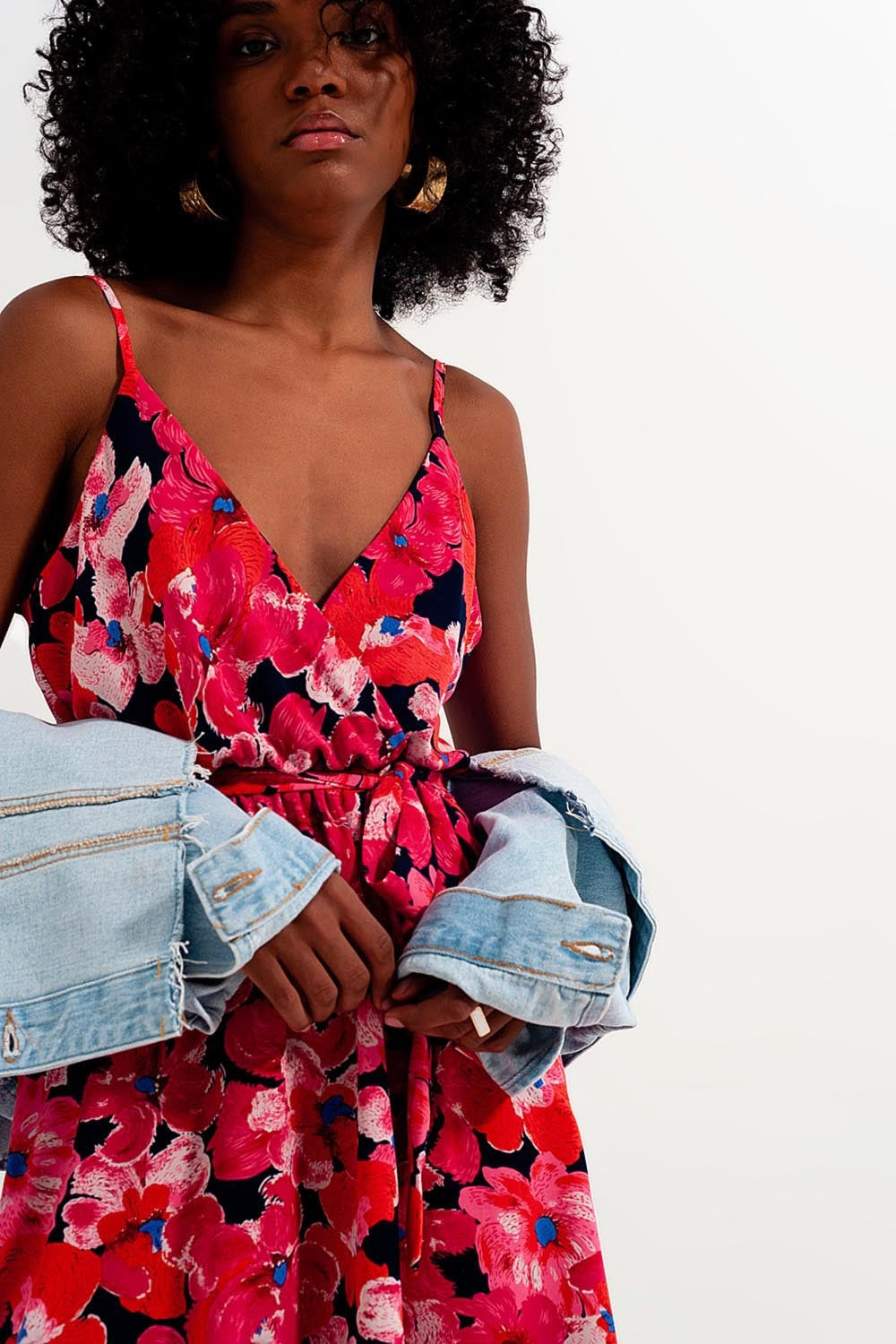 Vestido curto rosa choque com estampado de flores e alças