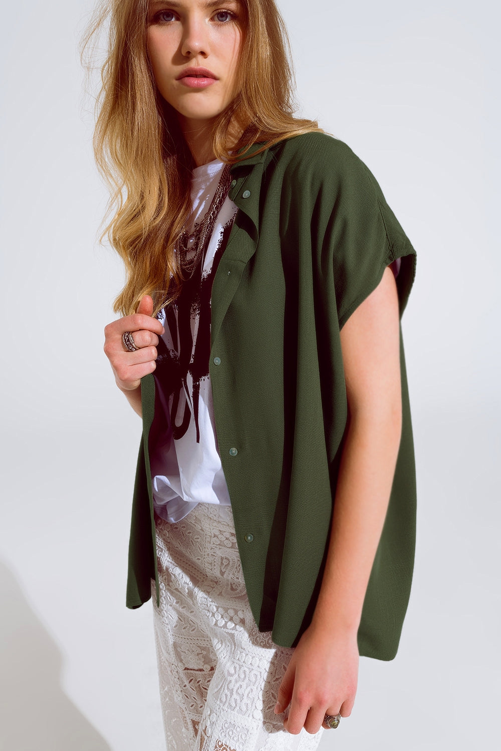 Blusa caqui com botões e gola polo